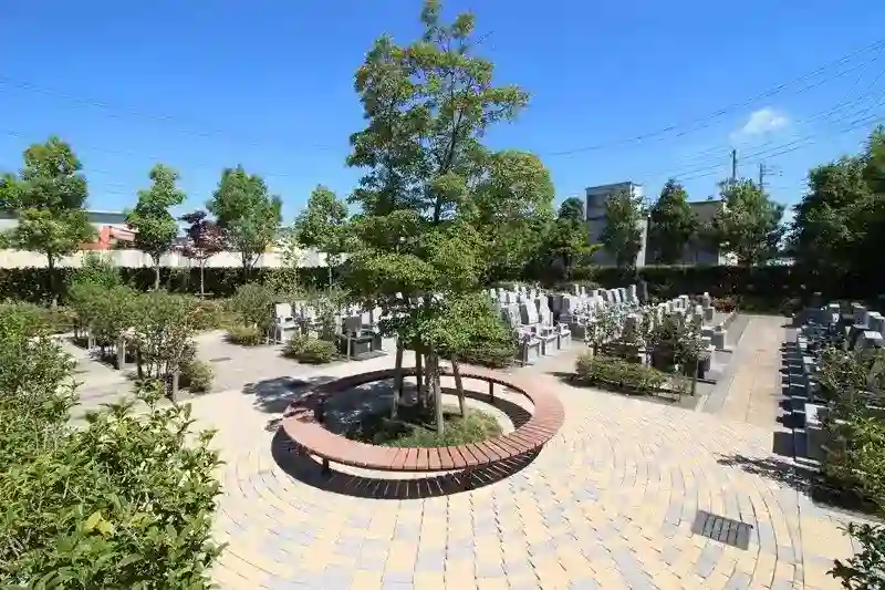 園内ベンチ