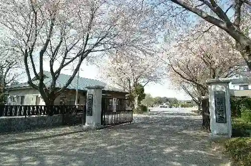 開花の時期には満開の桜が岩槻北陵霊園の入り口を彩ります。