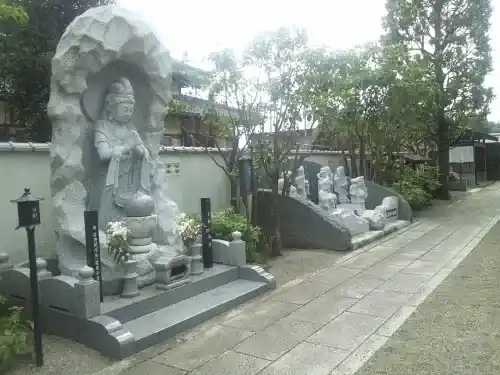 本堂左側から墓苑へ続く通路