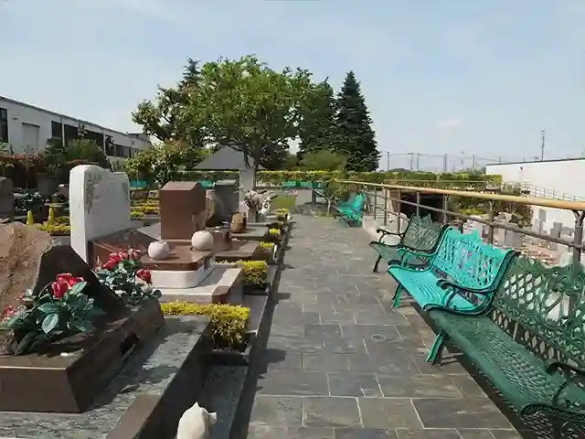 お墓とベンチ