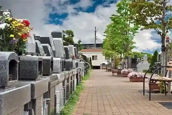 広々と舗装された参道