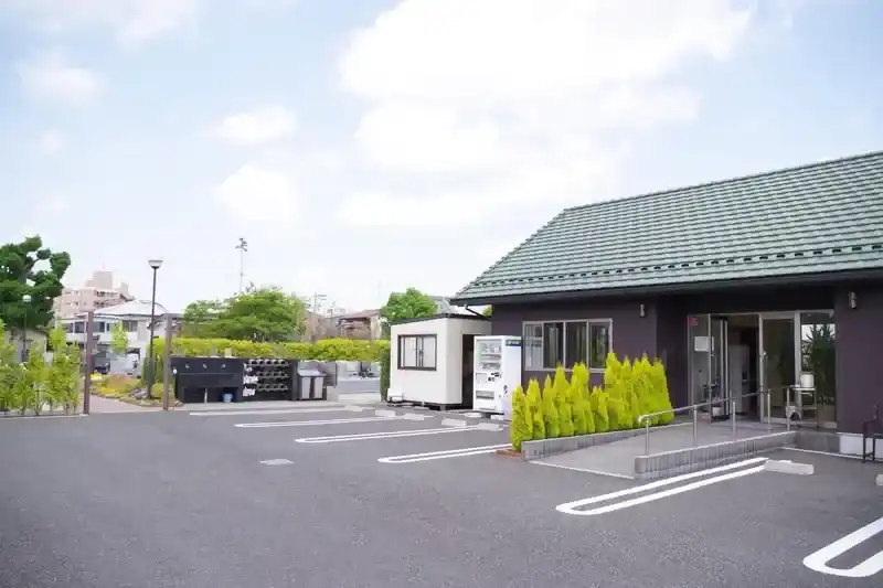 管理棟と駐車場