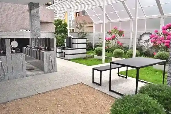 屋根があるので雨の日でもお参りが可能
