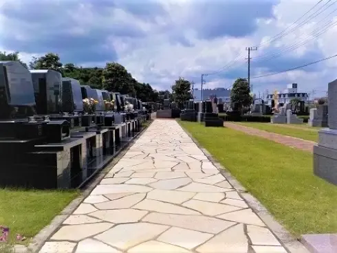 綺麗に舗装された参道