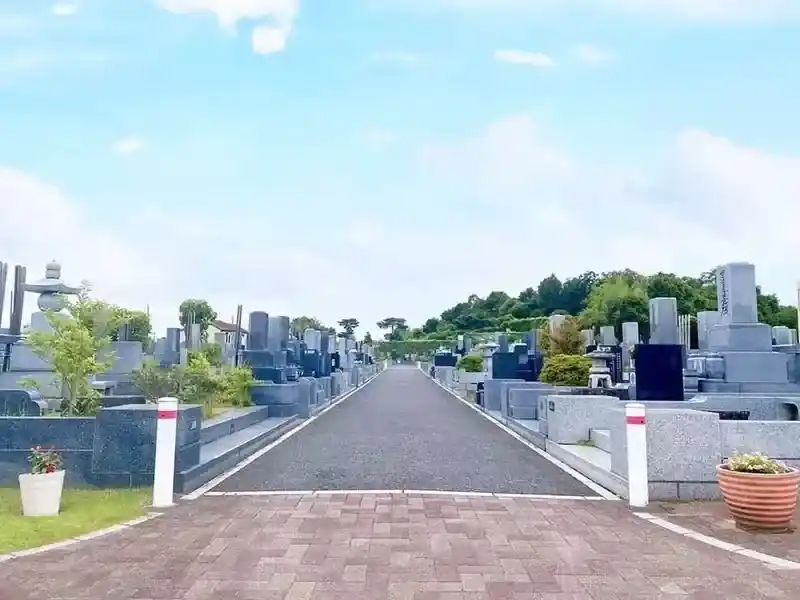 綺麗に舗装された参道