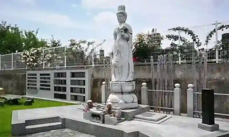 観音様が見守る温かい霊園