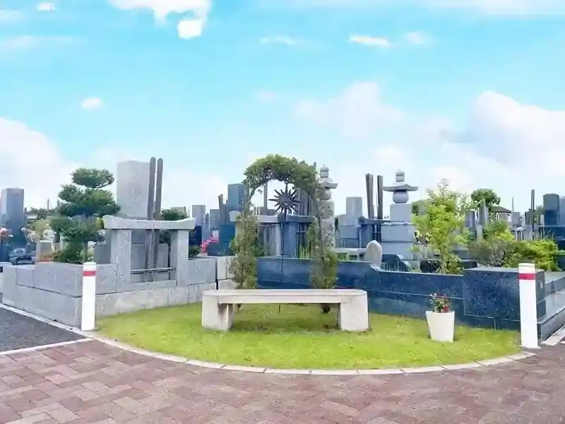おしゃれなアーチとベンチ