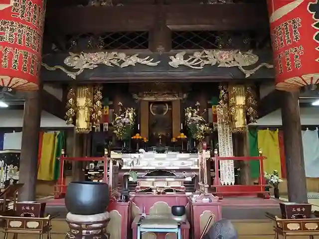 煌びやかな内陣