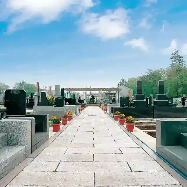 綺麗に舗装された参道