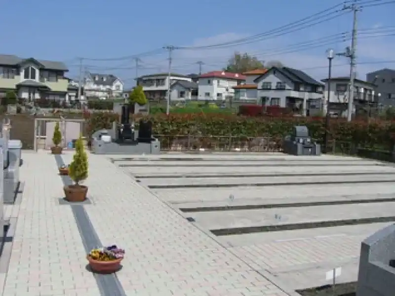 通路は平坦でお参りがしやすくなっています。