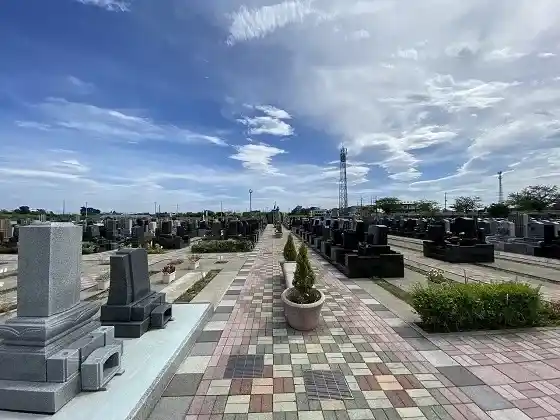 舗装された参道