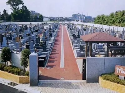 綺麗に舗装された参道