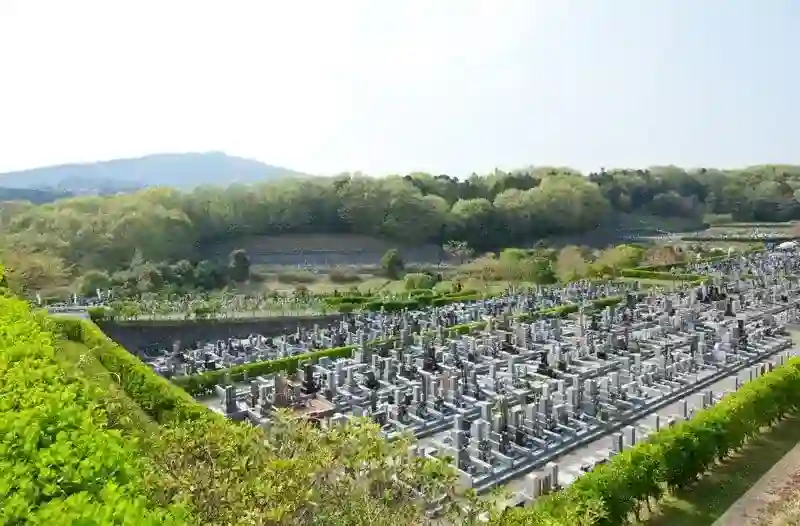 緑と木々に囲まれた地産霊園