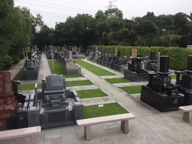 平坦で広い墓苑