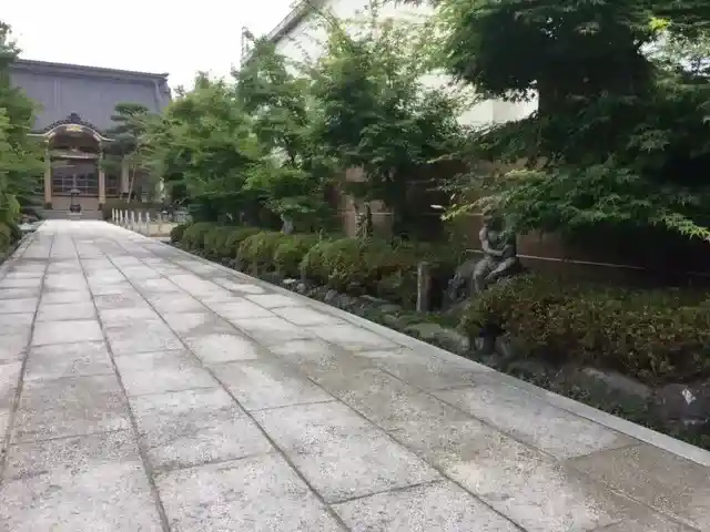静かにお待ちしております。