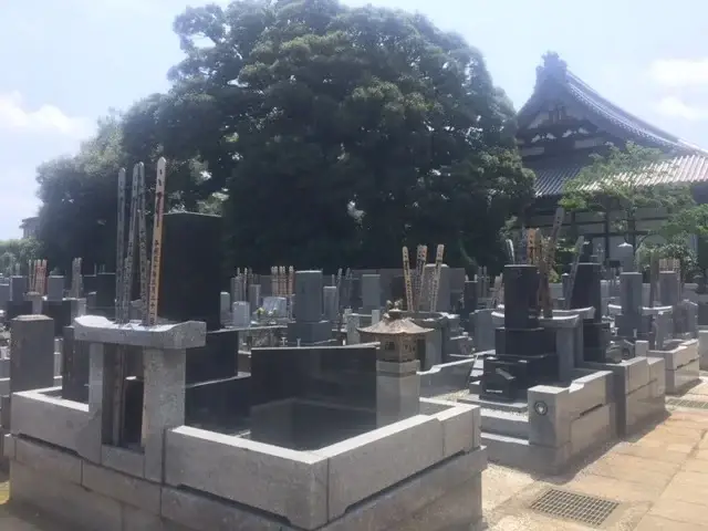 平坦で日当たりの良い墓地