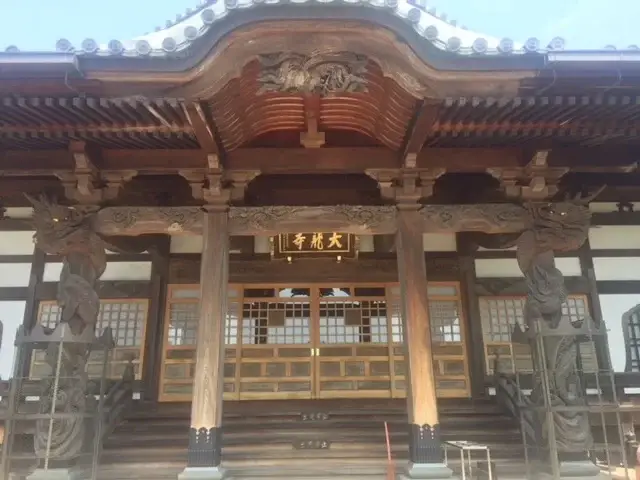 立派に佇む本堂