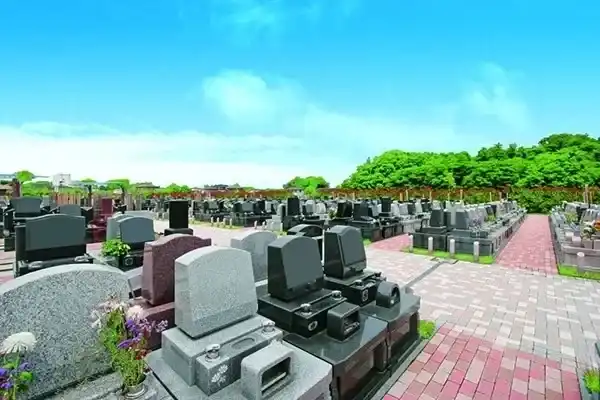 舗装された参道
