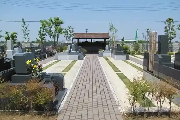 広く歩きやすい参道