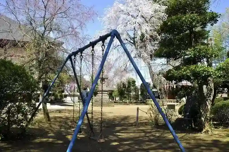 境内にはブランコもあります