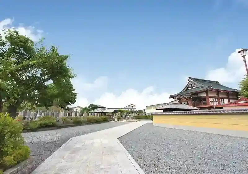 入り口までの道