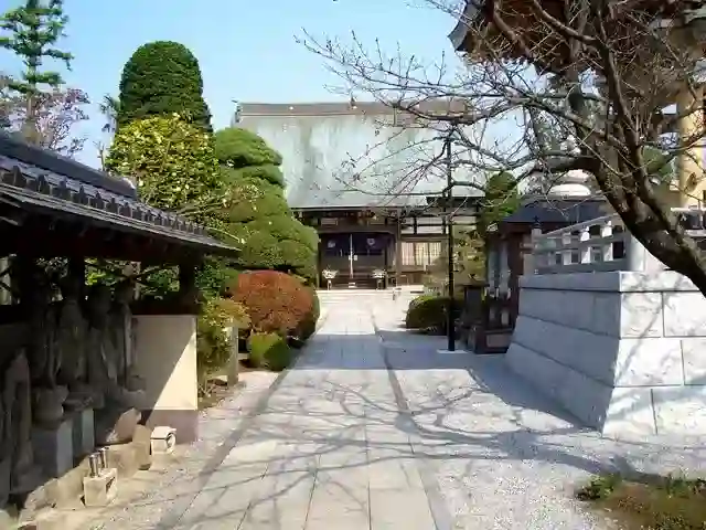 平坦で綺麗な境内