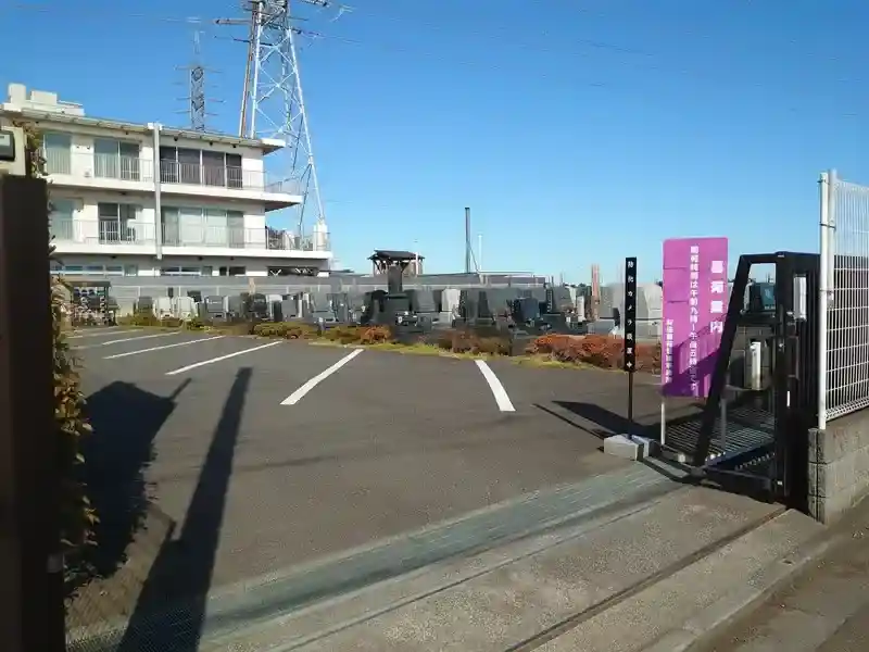 広い駐車場の入り口