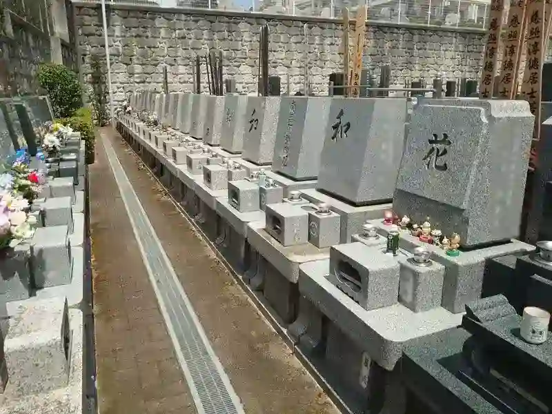 平坦でお参りしやすい墓地