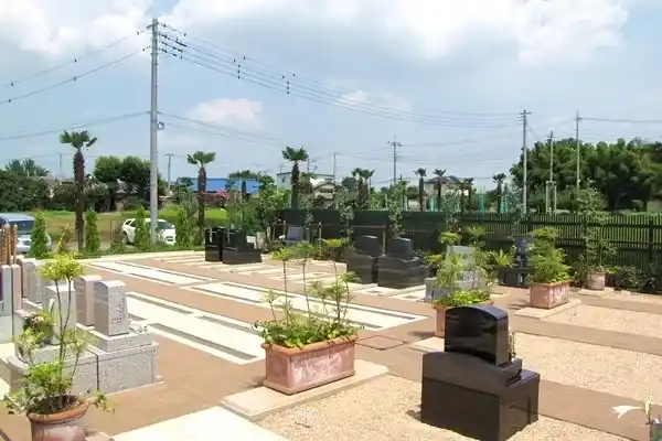 参道は平坦で歩きやすくなっています