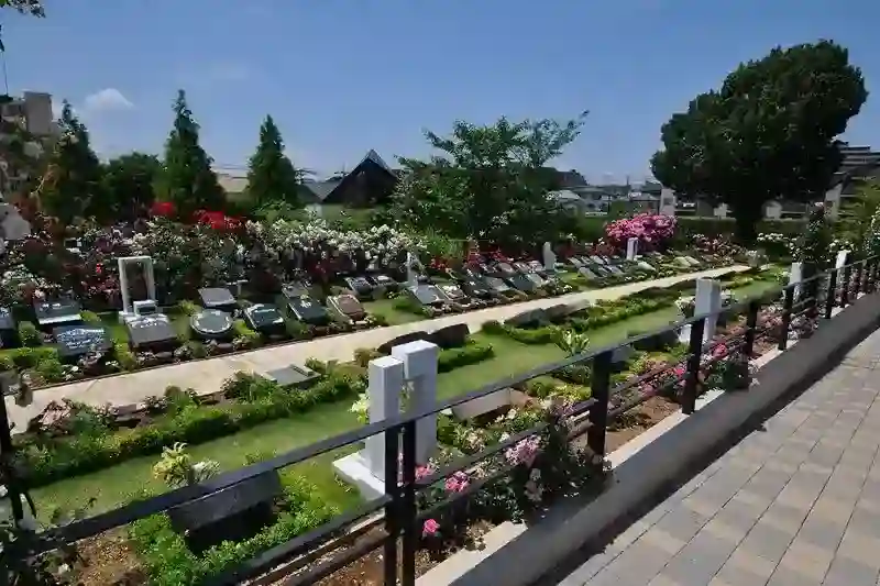 バラに囲まれたロゼリア墓地