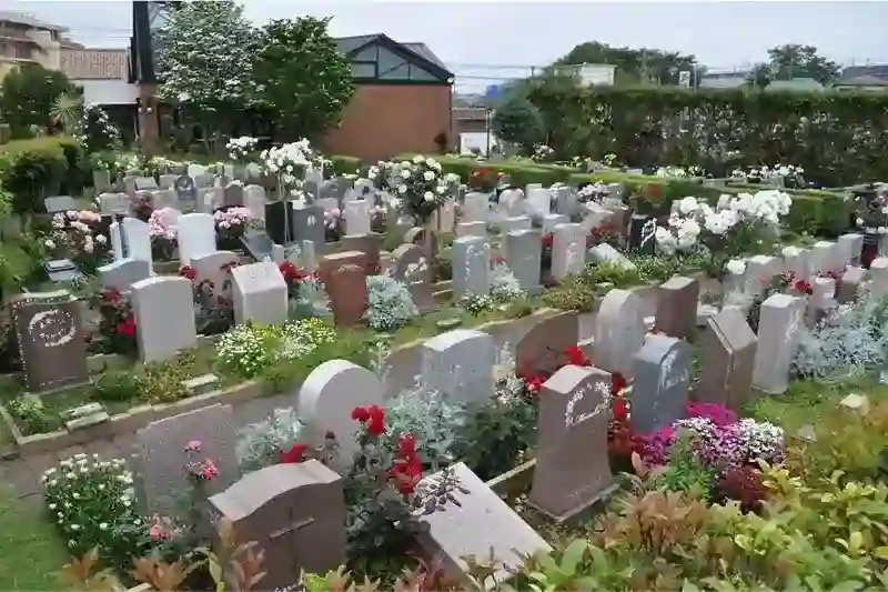 植栽が綺麗な明るい雰囲気の墓地