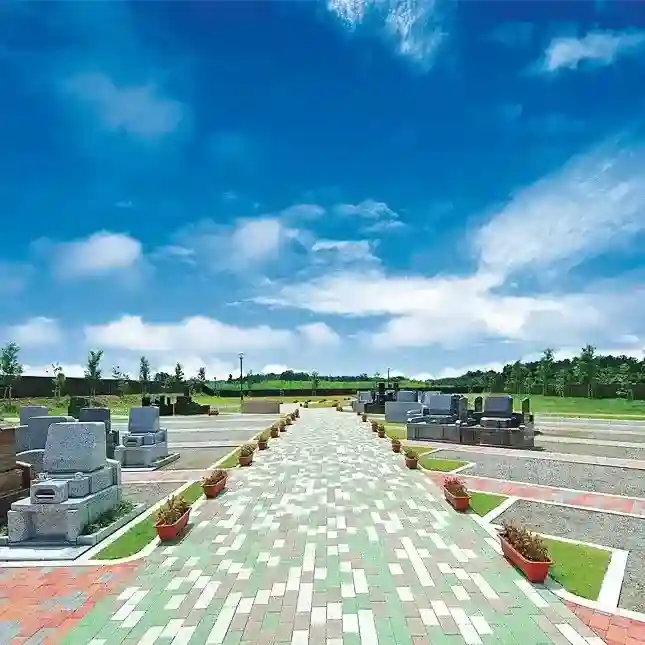 広く舗装された参道