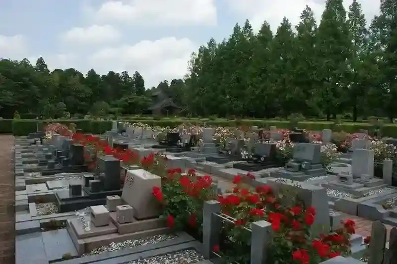 花と緑あふれる墓地①