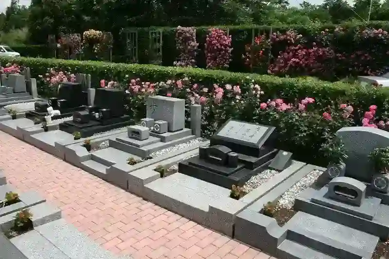花と緑あふれる墓地④