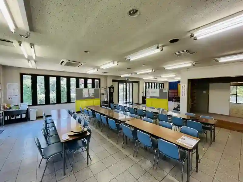 管理棟内