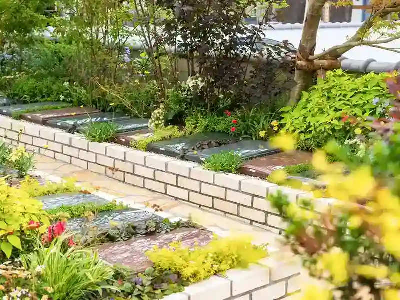 四季折々の植栽が美しく⾏徳庭苑を彩ります。
