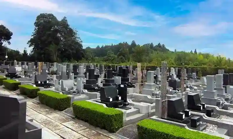 緑に囲まれた霊園