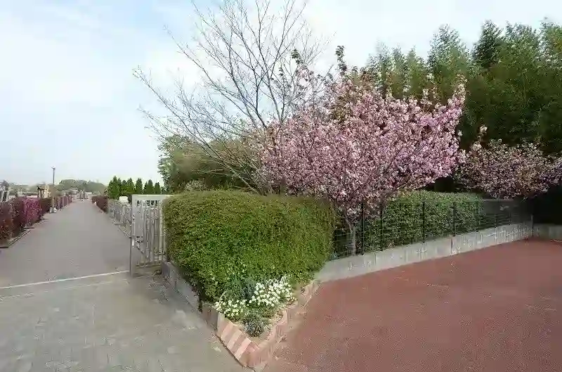 霊園入口