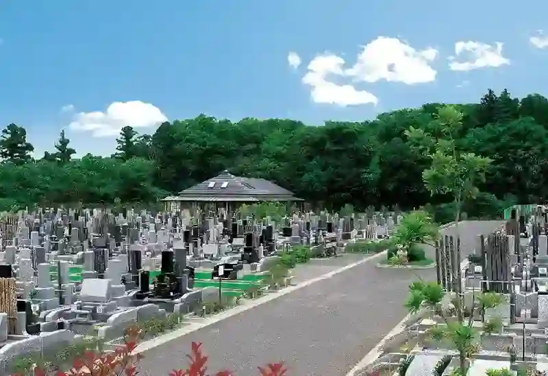 緑に囲まれた霊園