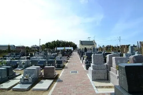 参道は平坦でお参りしやすいです。