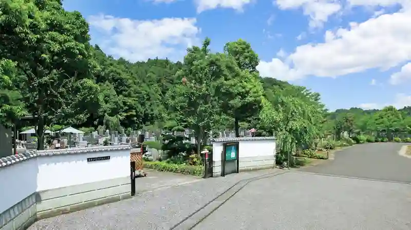 霊園入口