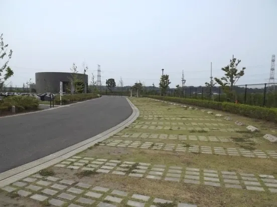 平坦な参道
