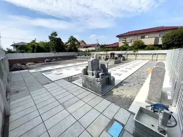 平坦な墓地内