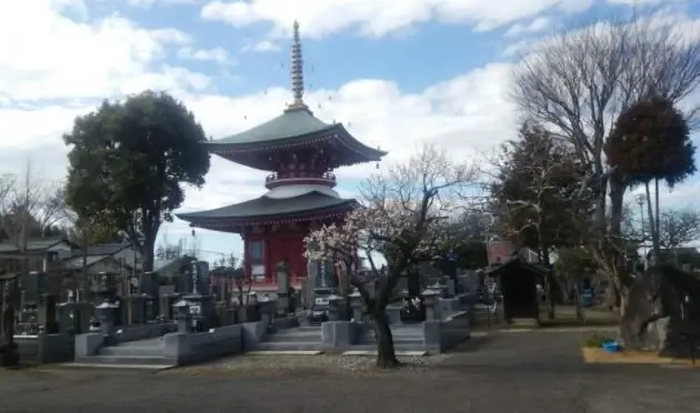 境内は散歩できるほど広い