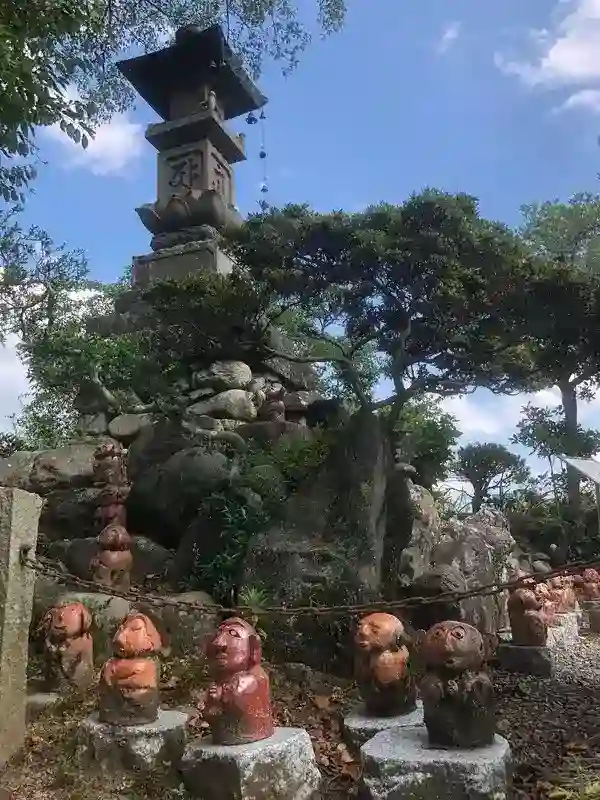 百羅漢（陶芸家　星野享斉作）×宝篋印塔