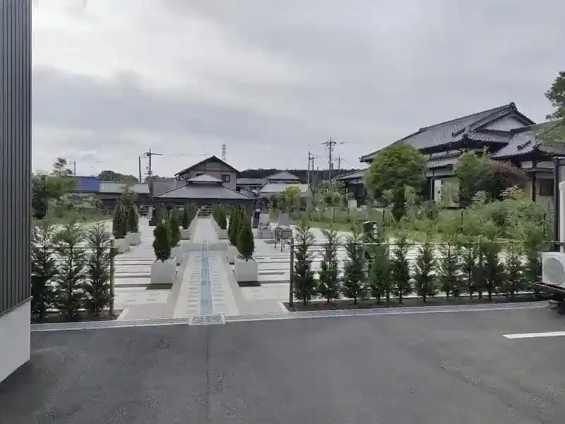 墓地入り口