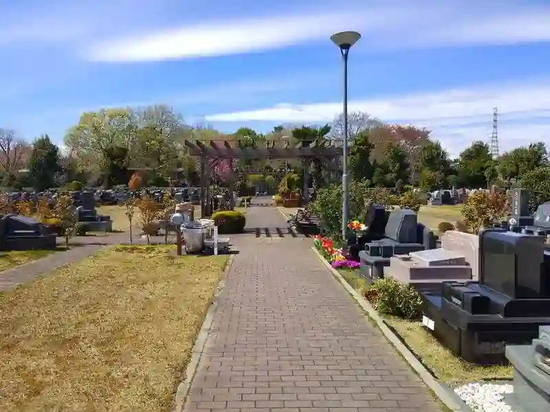 参道は平たんでお参りがしやすくなっています。
