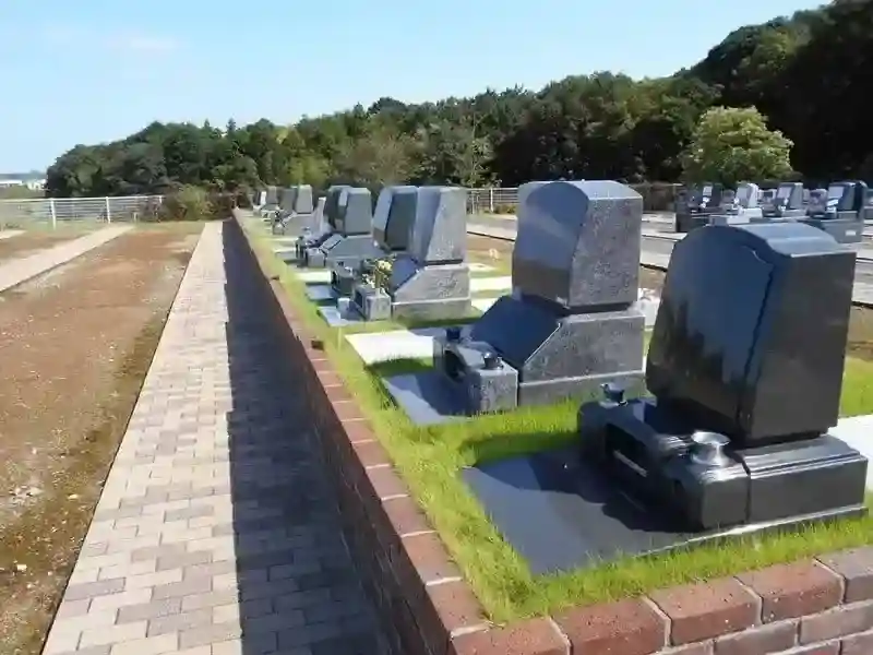 緑が美しく映える墓地