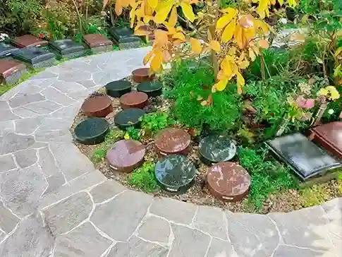 モダンな庭園風の園内