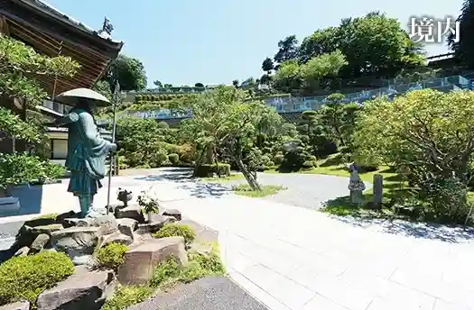 綺麗で平坦な境内